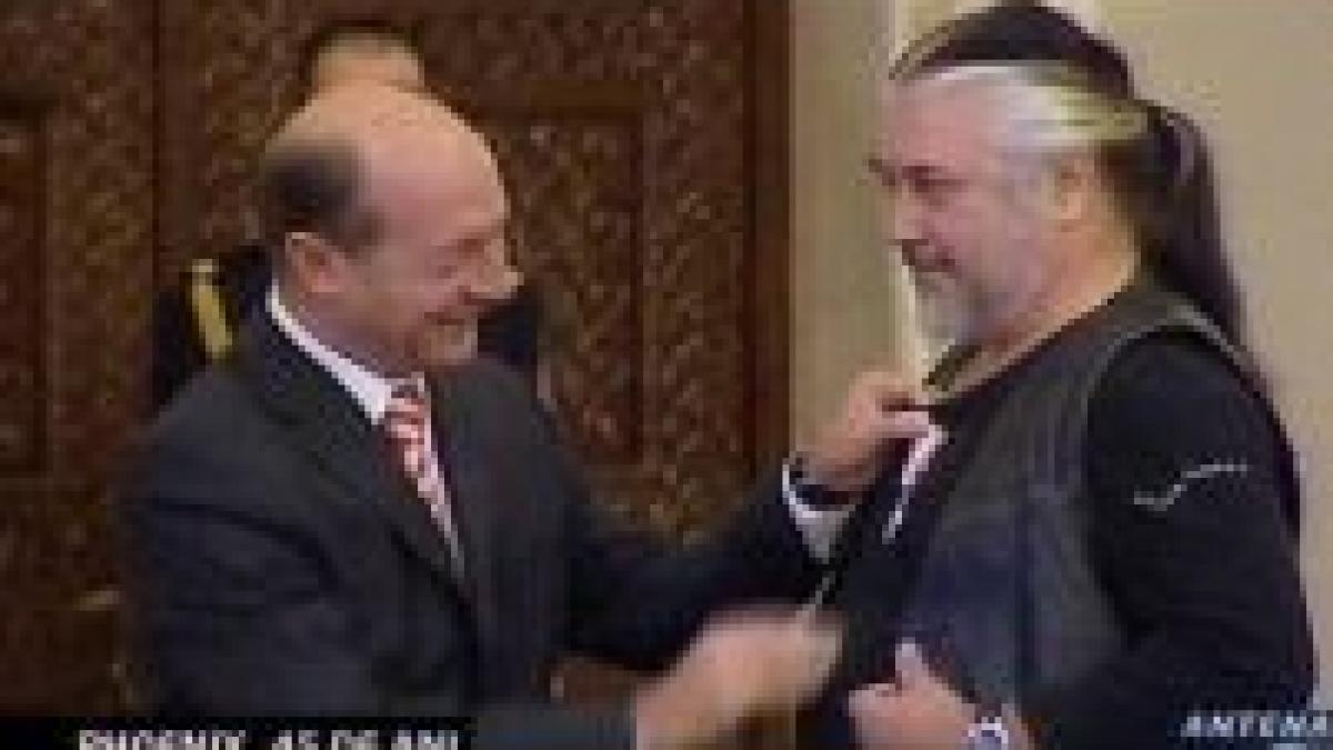 Traian Băsescu i-a decorat pe membrii formaţiei Phoenix <font color=red>(VIDEO)</font>