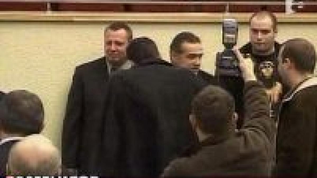 Becali face scandal că nu a putut vorbi de Băsescu la Braşov <font color=red>(VIDEO)</font>