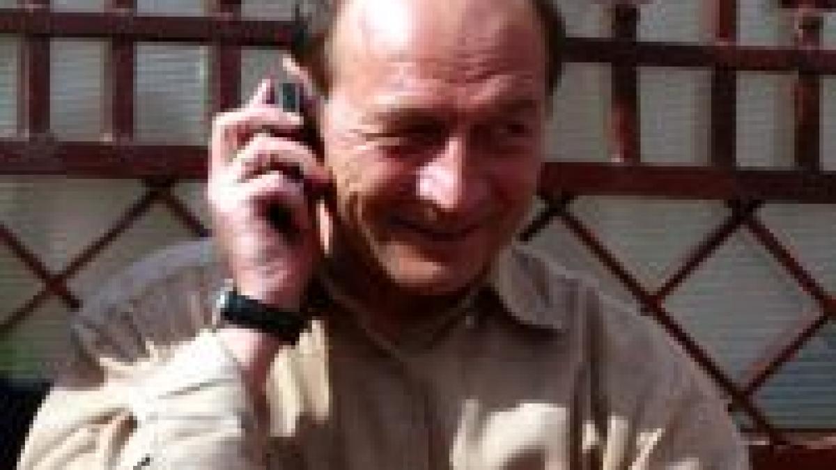 Băsescu le explică românilor votul uninominal, la telefon