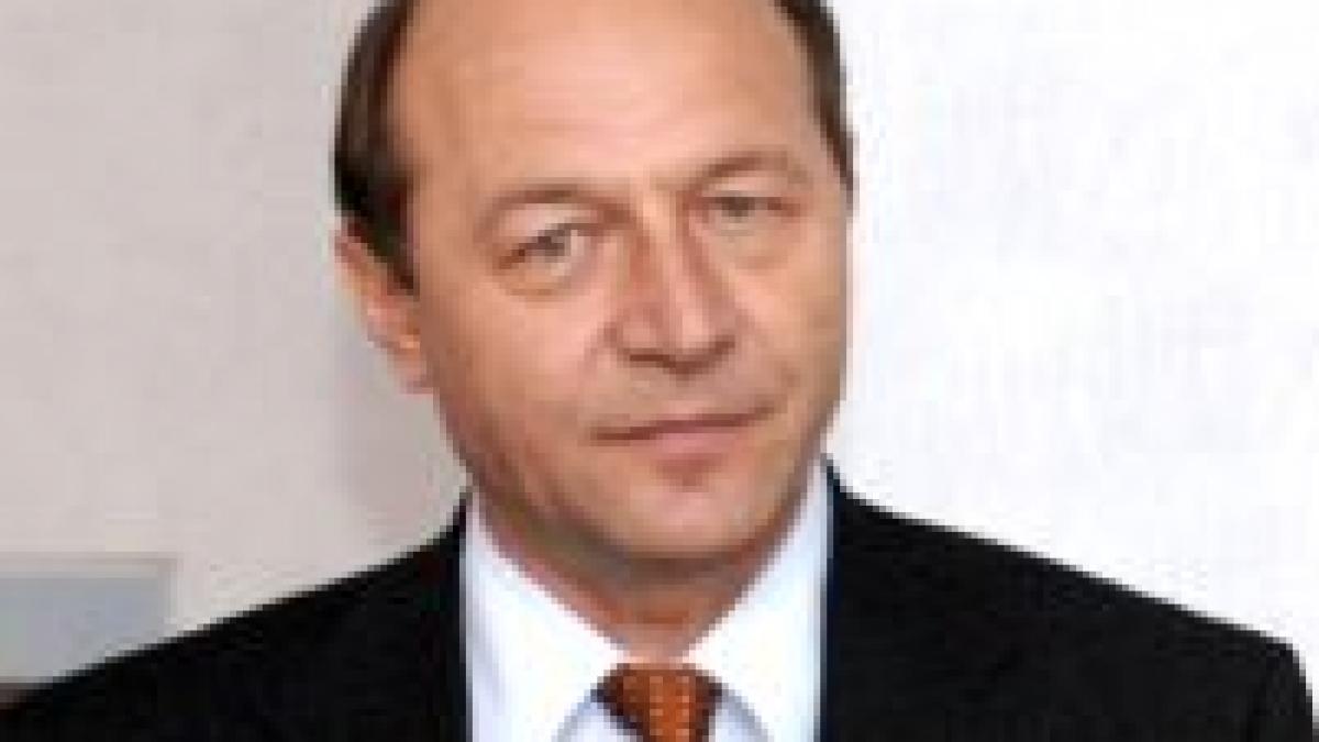 Băsescu a primit o busolă şi un ochean de la conducerea Academiei Navale