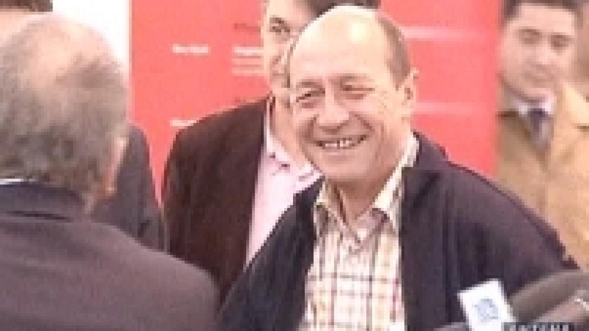 Iliescu şi Băsescu s-au evitat reciproc la târgul de carte Gaudeamus <font color=red>(VIDEO)</font>