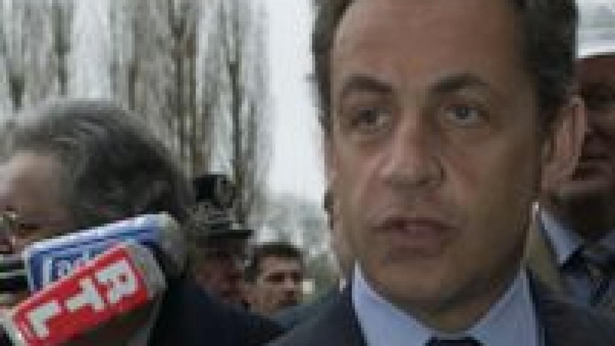 Franţa. Sarkozy convoacă o reuniune de securitate, după violenţele din suburbii