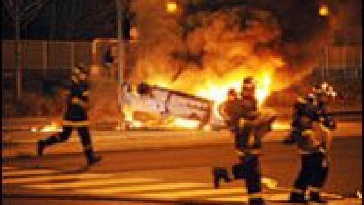 Protestele continuă în Paris. 60 de poliţişti răniţi, 10 maşini şi 5 clădiri incendiate