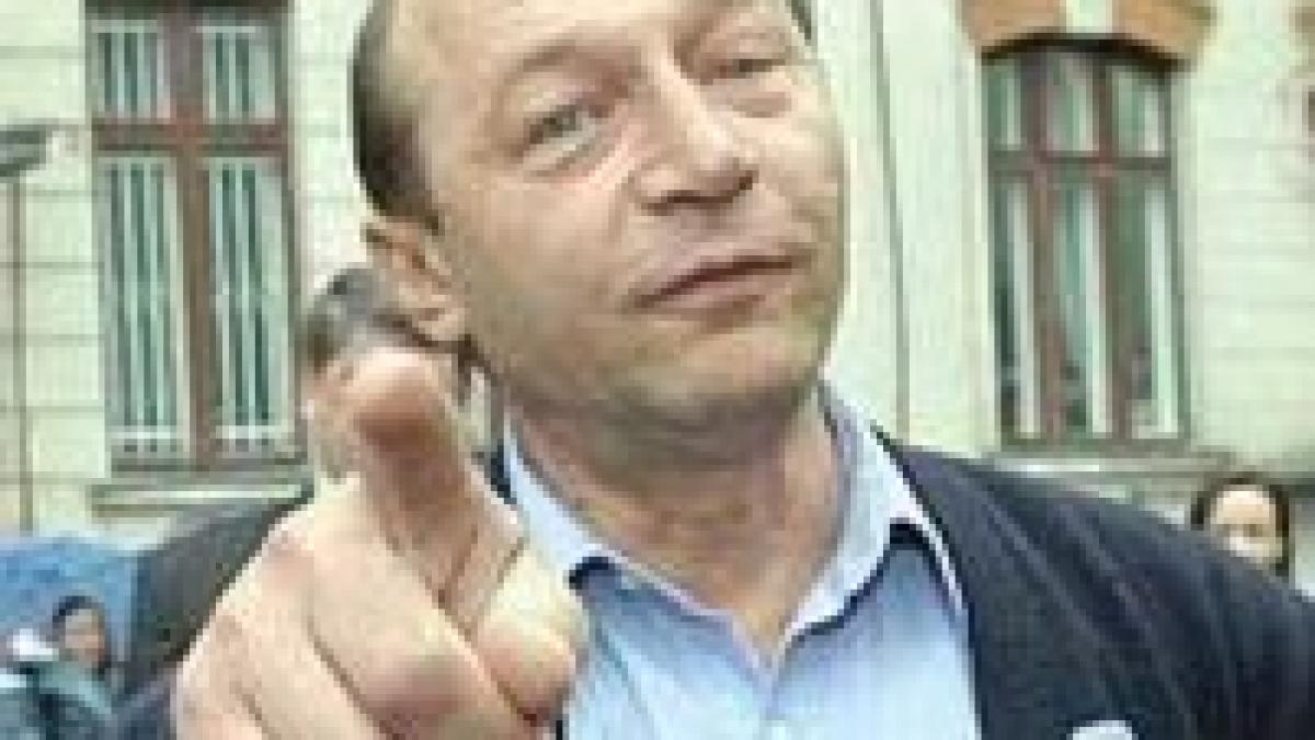 Băsescu: Cioroianu are un uriaş deficit de educaţie