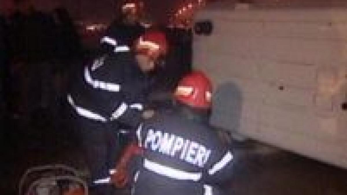 Ambulanţă răsturnată în zona Vitan din Capitală <font color=red>(VIDEO)</font>