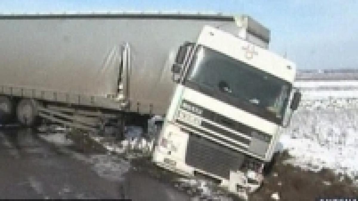 Probleme cu deszăpezirea. Zeci de accidente pe Autostrada Bucureşti-Piteşti