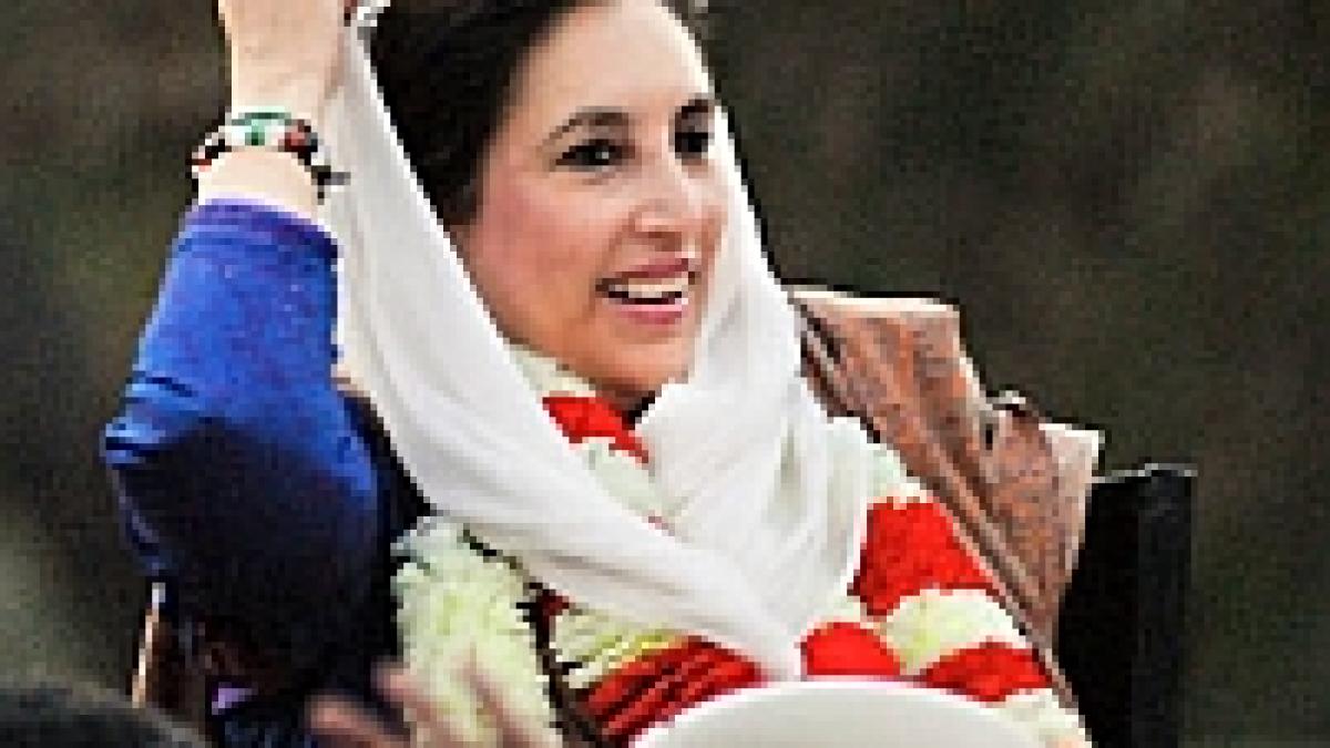 Pakistan: Bhutto a murit după ce s-a lovit cu capul de capota maşinii <font color=red>(FOTO)</font>