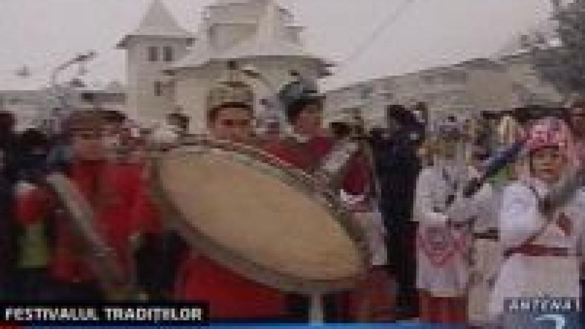 Revelion tradiţional la Bacău. Festivalul Obiceiurilor şi Datinilor Strămoşeşti <font color=red>(VIDEO)</font>
