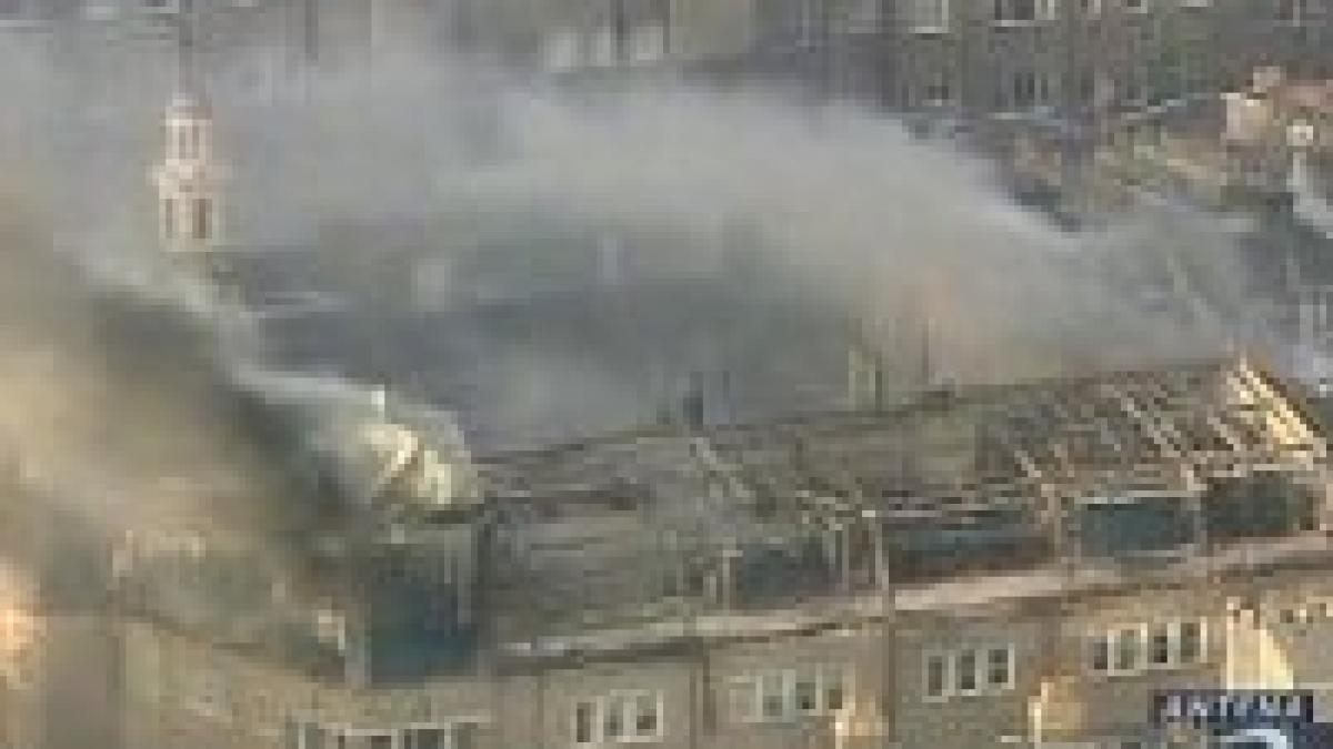 Incendiu de proporţii la un spital din Londra <font color=red>IMAGINI DE LA FAŢA LOCULUI</font>