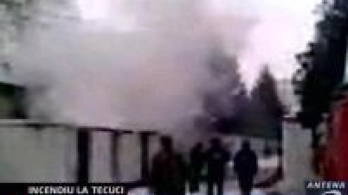 Tecuci. Un incendiu a mistuit patru module în care erau găzduiţi sinistraţi 