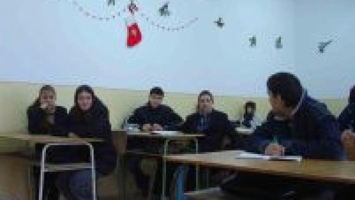 Craiova. Elevă de clasa a V-a bătută în clasă de prietenul ei de 18 ani