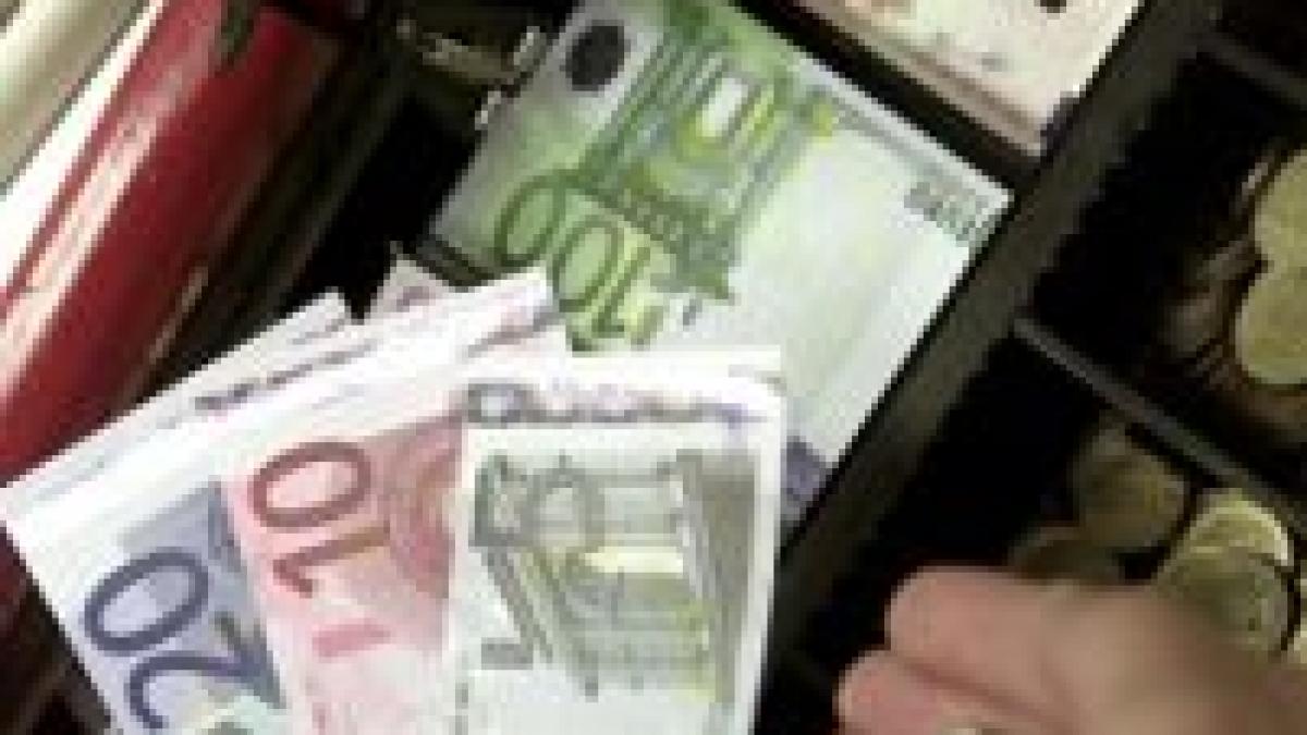 Leul pierde încă un procent în lupta cu euro