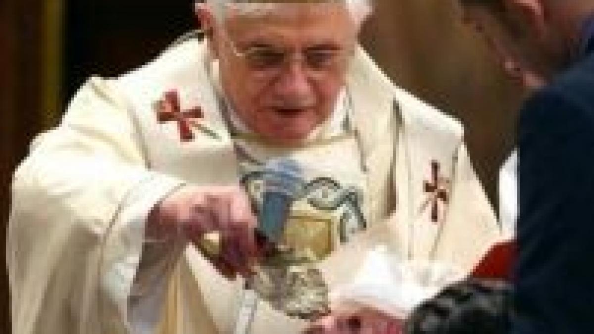 Papa Benedict a botezat 13 copii cu spatele la credincioşi <font color=red>(GALERIE FOTO)</font>