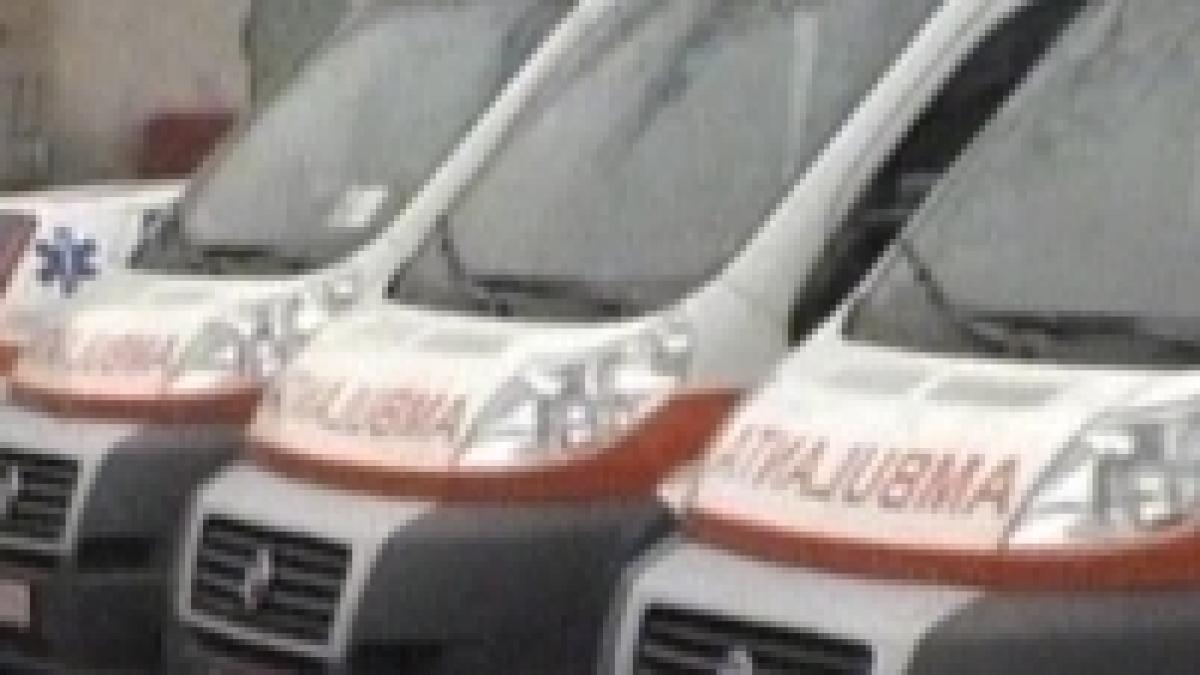 Iaşi. Zece ambulanţe noi zac nefolosite, pentru că nu sunt asigurate
