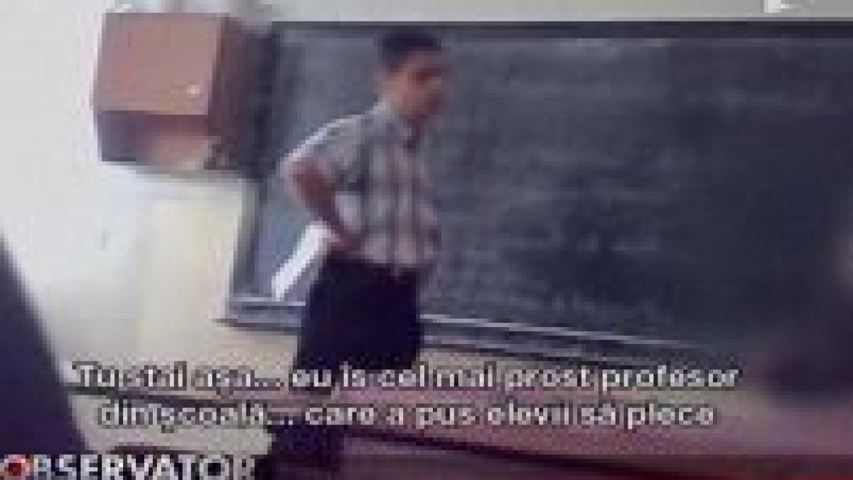 Doi elevi craioveni s-au filmat în timp ce îşi umilesc profesorul, în clasă <font color=red>(VIDEO)</font>