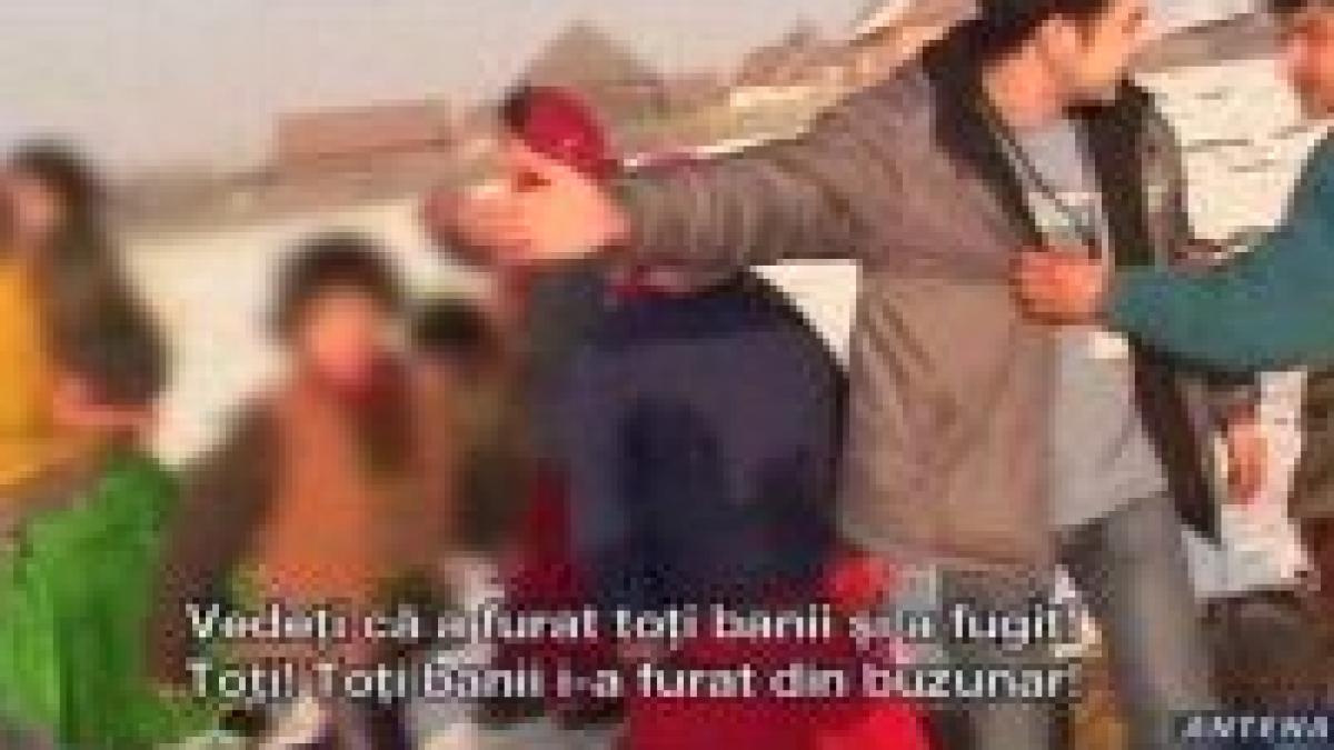 Jurnalişti unguri, jefuiţi la drumul mare de romi în Harghita <font color=red>(VIDEO)</font> 