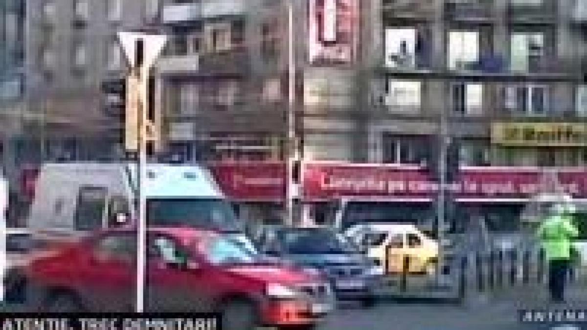 Bucureşti. O ambulanţă a fost oprită de o coloană oficială <font color=red>(VIDEO)</font>