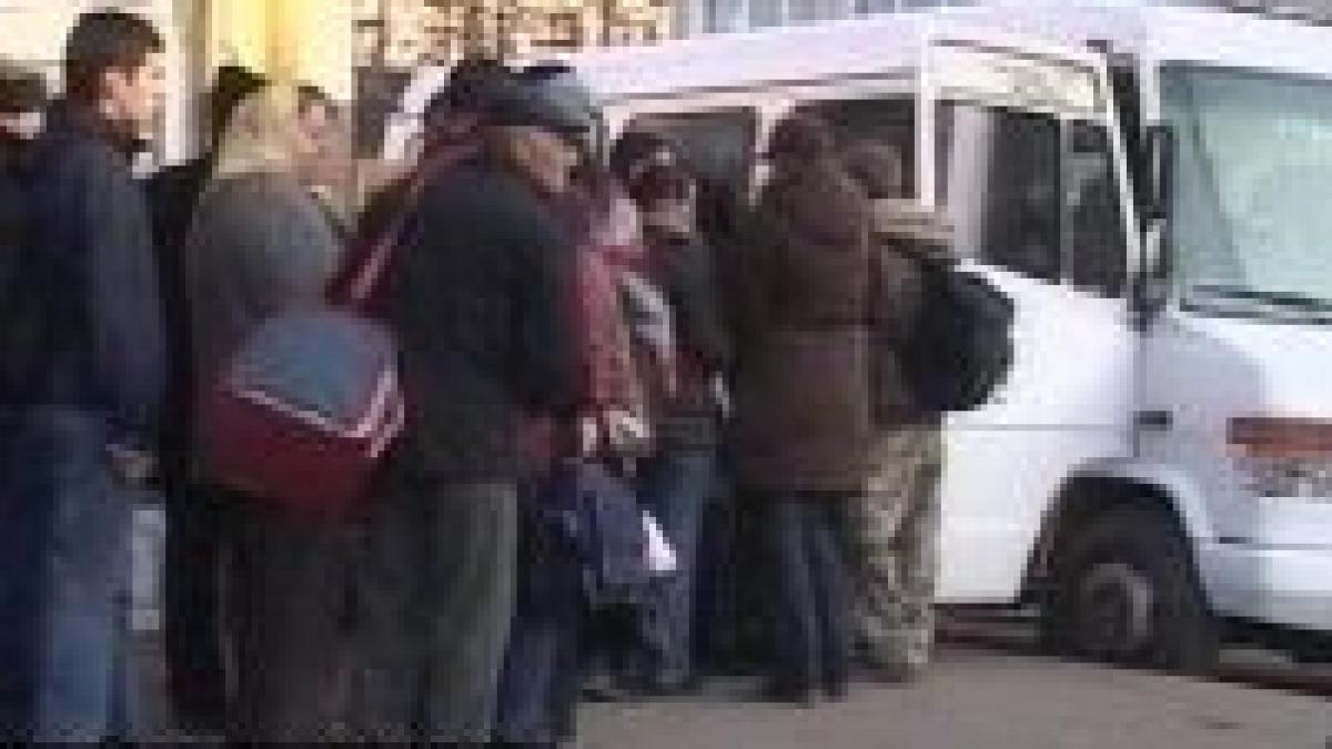 Înghesuială în microbuze şi maxi-taxi, din cauza grevei CFR