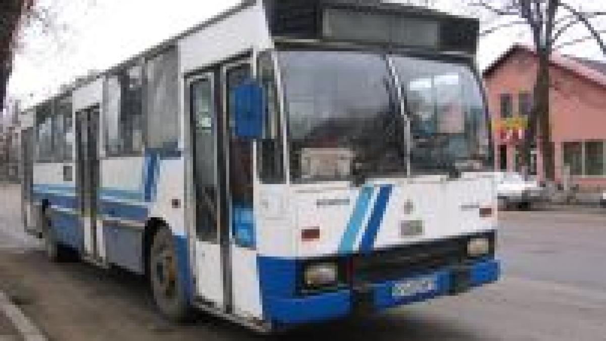 Autobuz cu călători, implicat într-un accident în Vâlcea. 5 răniţi