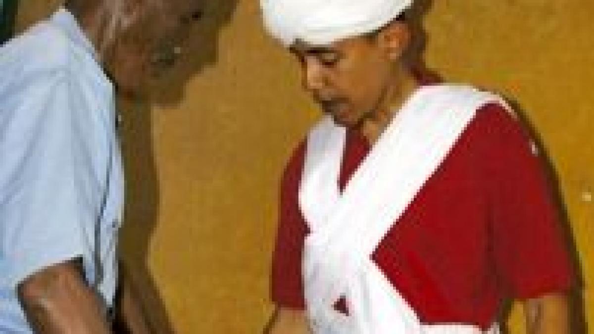 Scandal în SUA. Hillary arată o fotografie cu Obama, îmbrăcat ca un musulman 