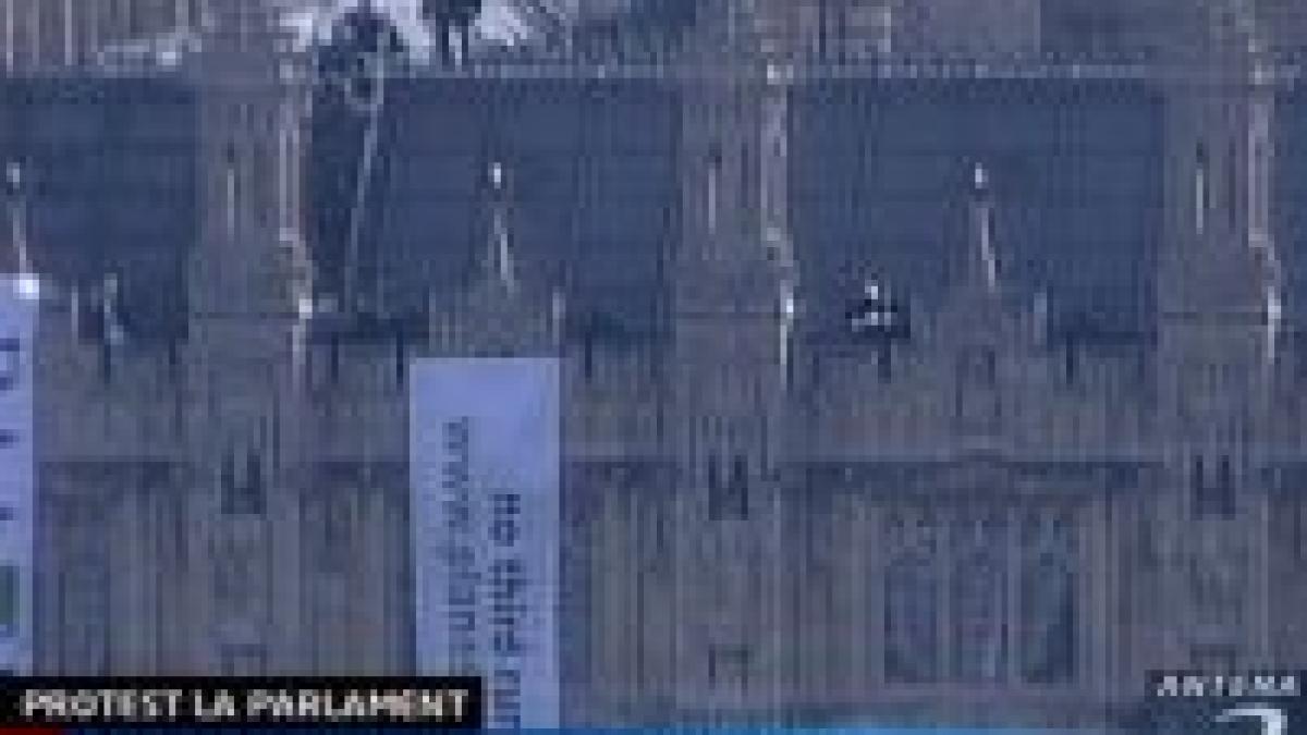 Protest Greenpeace pe clădirea Parlamentului din Londra