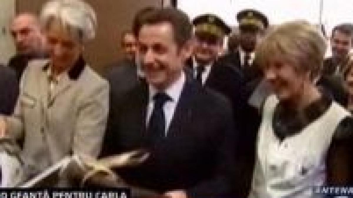 Sarkozy a gafat din nou: a furat o poşetă, pentru Carla <font color=red>(VIDEO)</font>