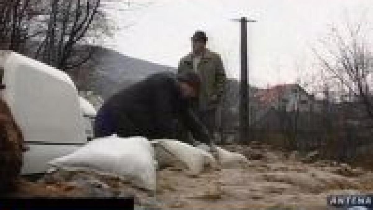 Mai multe zone din ţară afectate de vânt şi ploi abundente <font color=red>(VIDEO)</font>