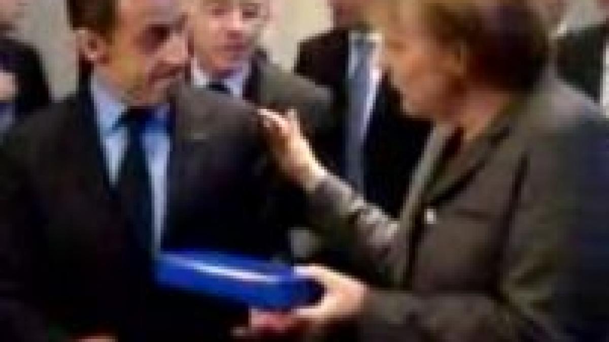 Merkel îl ironizează pe Sarkozy şi îi oferă cadou un stilou <font color=red>(VIDEO)</font>