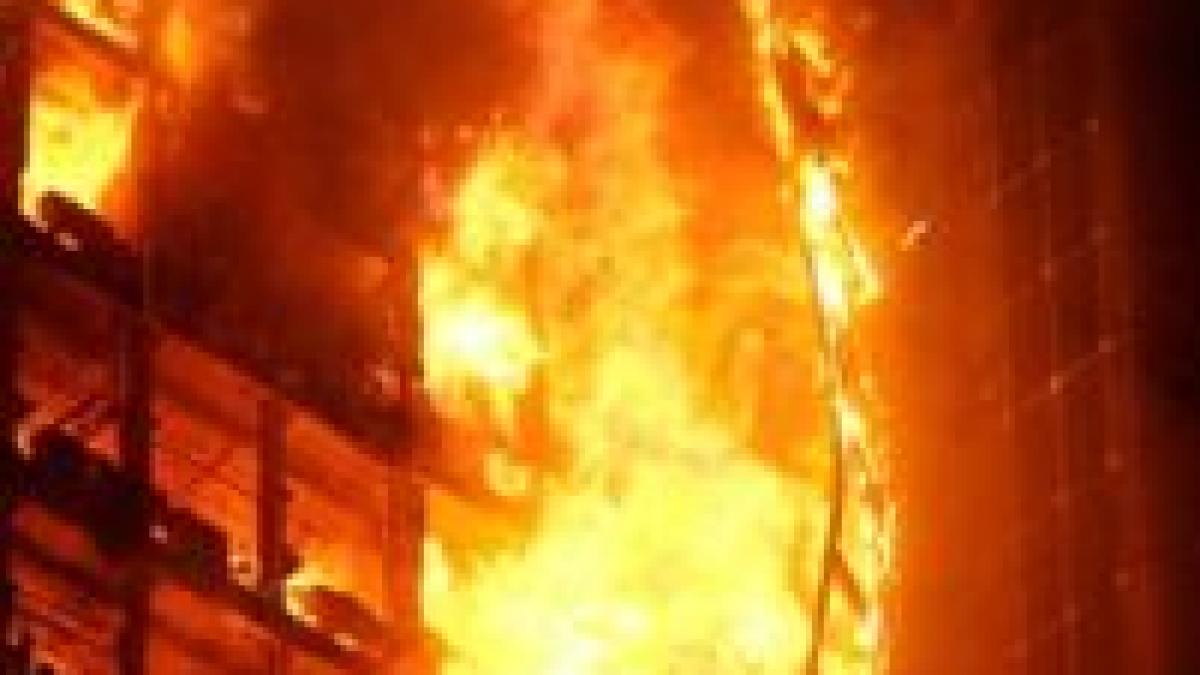 Incendiu devastator într-un complex comercial din Bacău