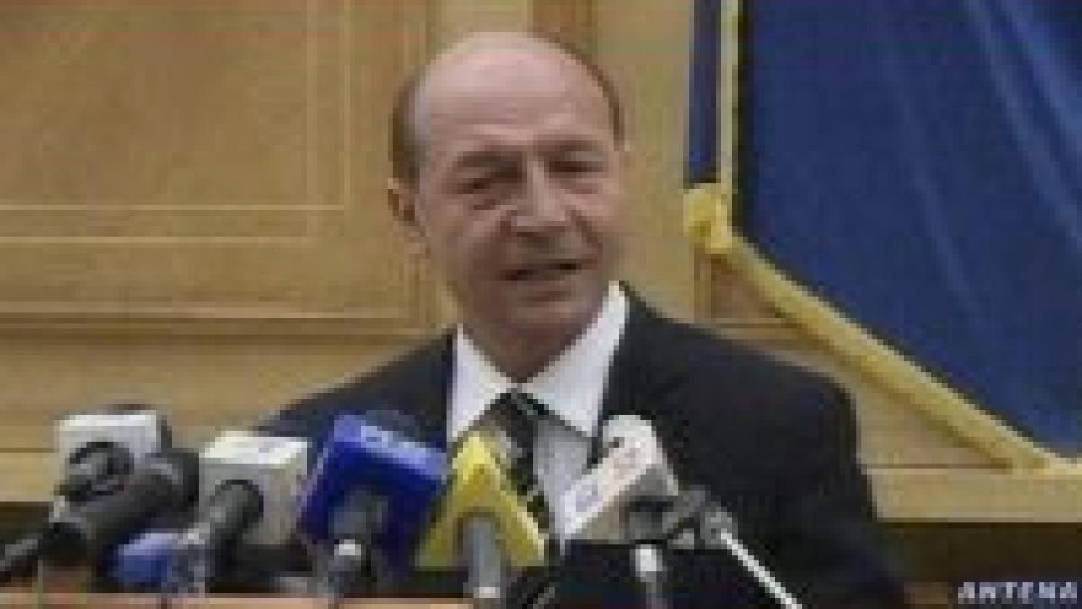 <font color=red>Preşedinte în război cu presa.</font> Băsescu atacă trusturile lui "Felix Motanul", Vântu, Sârbu şi TVR