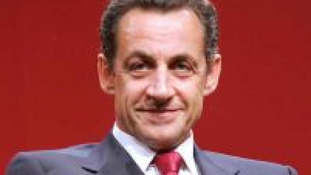 Din nou ?pe picior greşit?. Sarkozy a fost prins uitându-se în decolteul unui manechin <font color="red">(VIDEO)</font>