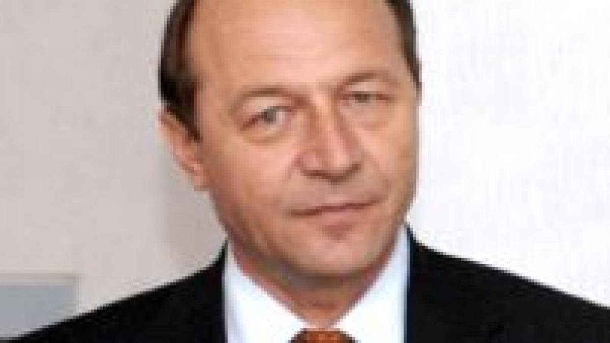 Băsescu susţine că România îşi poate spori efectivele militare în Afganistan