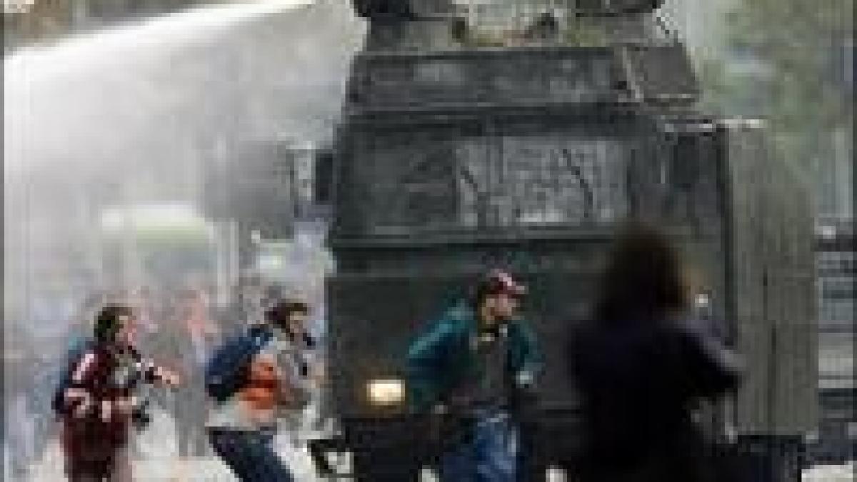 Chile. 30 de tineri au fost arestaţi la Santiago în urma unui protest violent