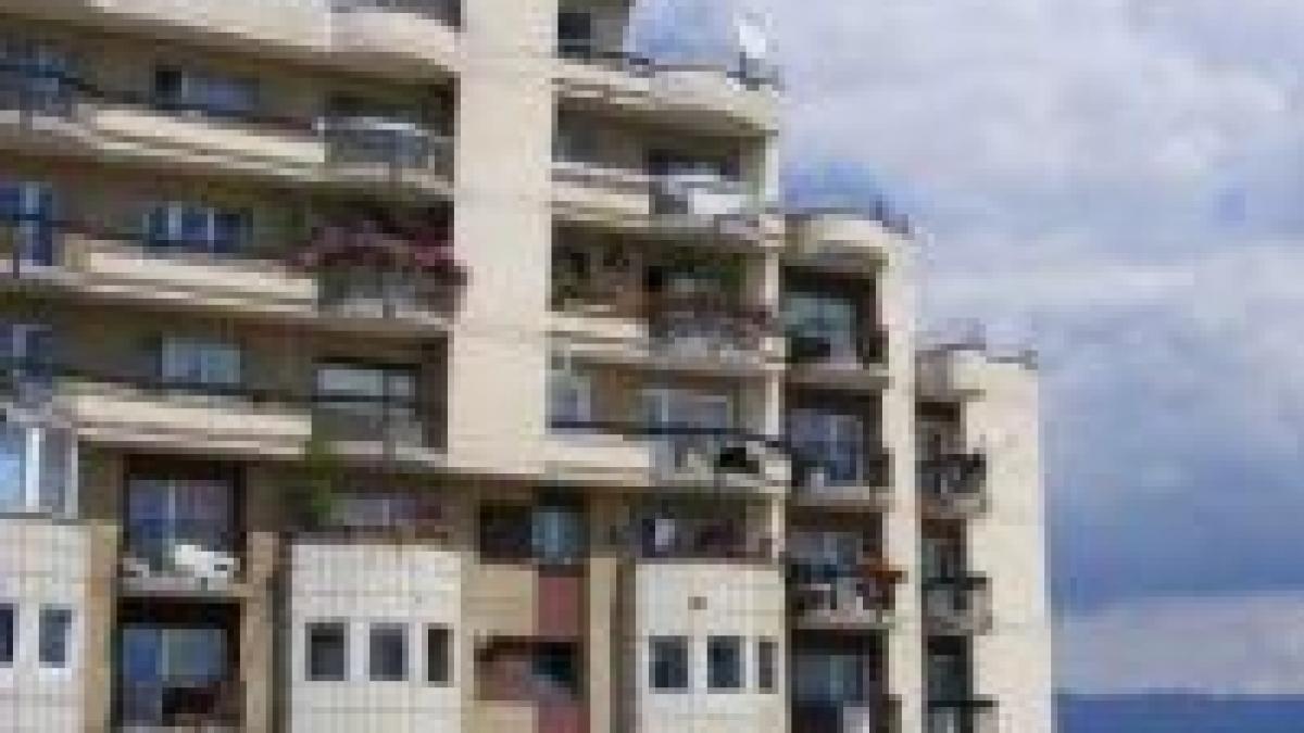 Speculanţii imobiliari duc Bucureştiul în pragul sindromului ?ferestrelor întunecate?