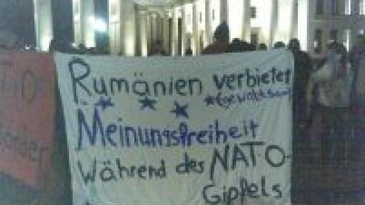 Berlin. Militanţii anti-NATO din Germania au protestat în faţa ambasadei române