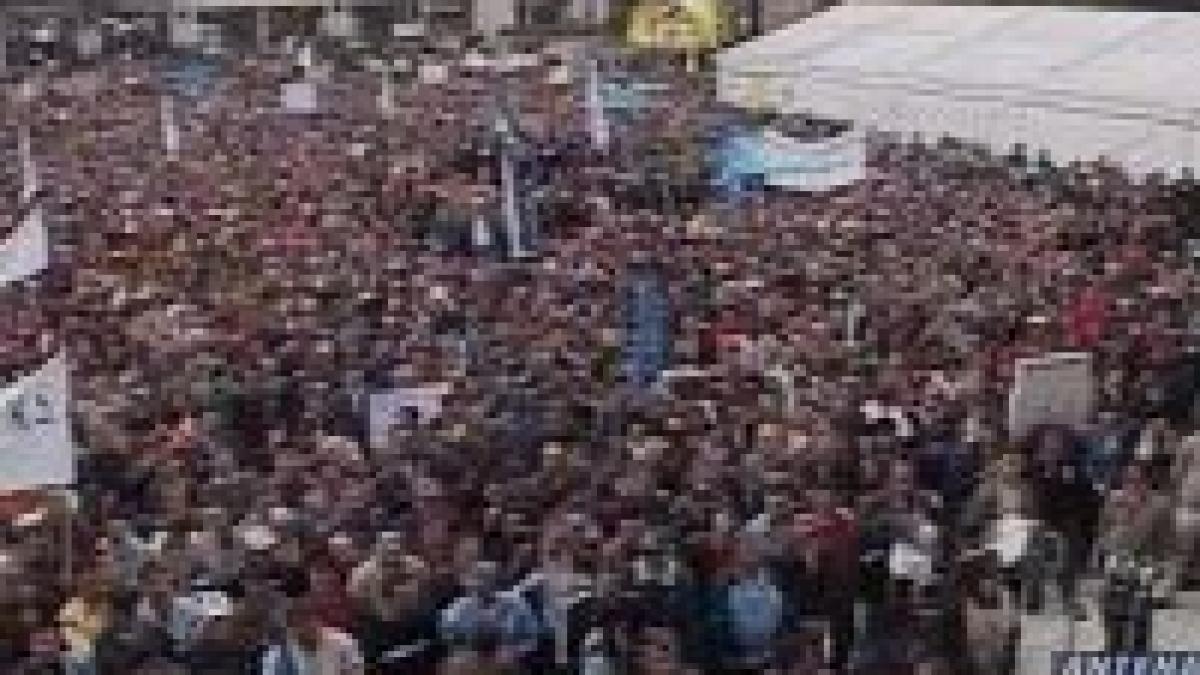 Miting de amploare la Dacia. 6.000 de muncitori au protestat în centrul Piteştiului <font color=red>(VIDEO)</font>