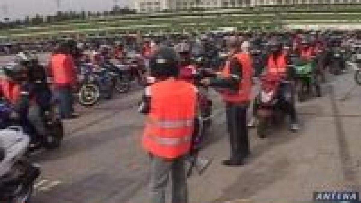 Marş pe două roţi în Bucureşti în cadrul campaniei "Motocicliştii există în trafic"