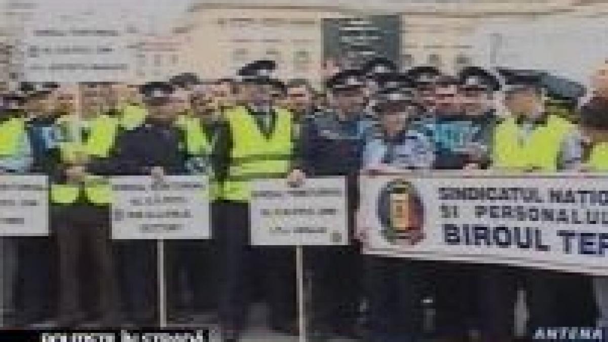 Mii de poliţişti au participat la un miting de protest în Capitală