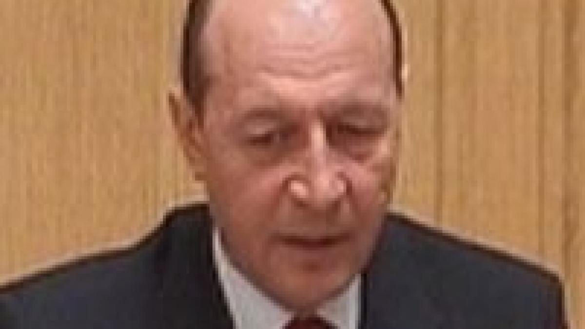 Băsescu şi Udrea, în relaţii extrem de protocolare <font color=red>(VIDEO)</font>