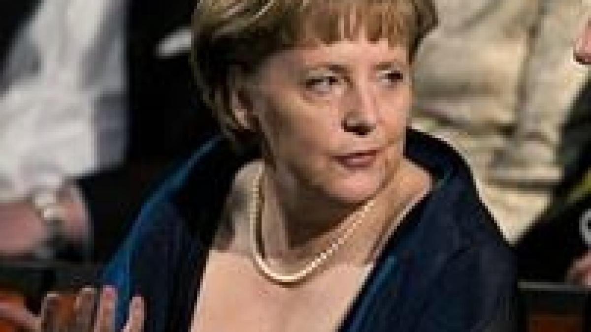 Angela Merkel, uimită de atenţia acordată rochiei sale