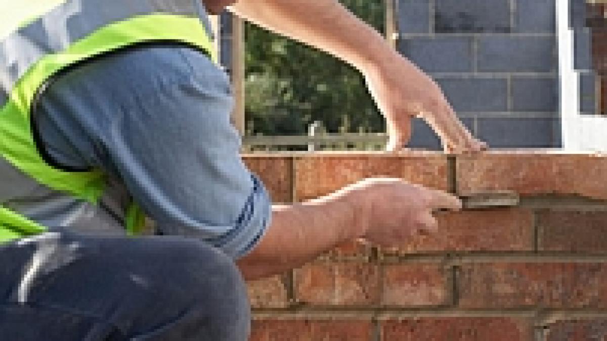 Prăbuşirea domeniului construcţiilor din Spania transformă 200.000 de români în şomeri