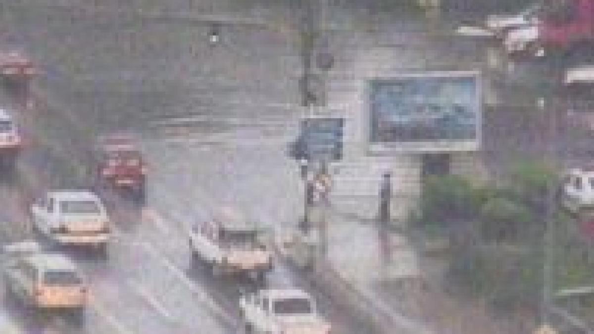 Străzi inundate, copaci doborâţi şi trafic blocat, în urma furtunii din Bucureşti 