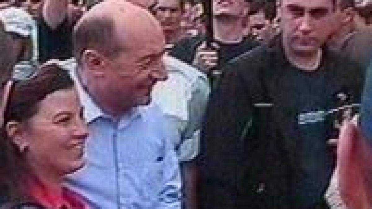 Traian Băsescu a participat la hora de la Leamna, judeţul Dolj