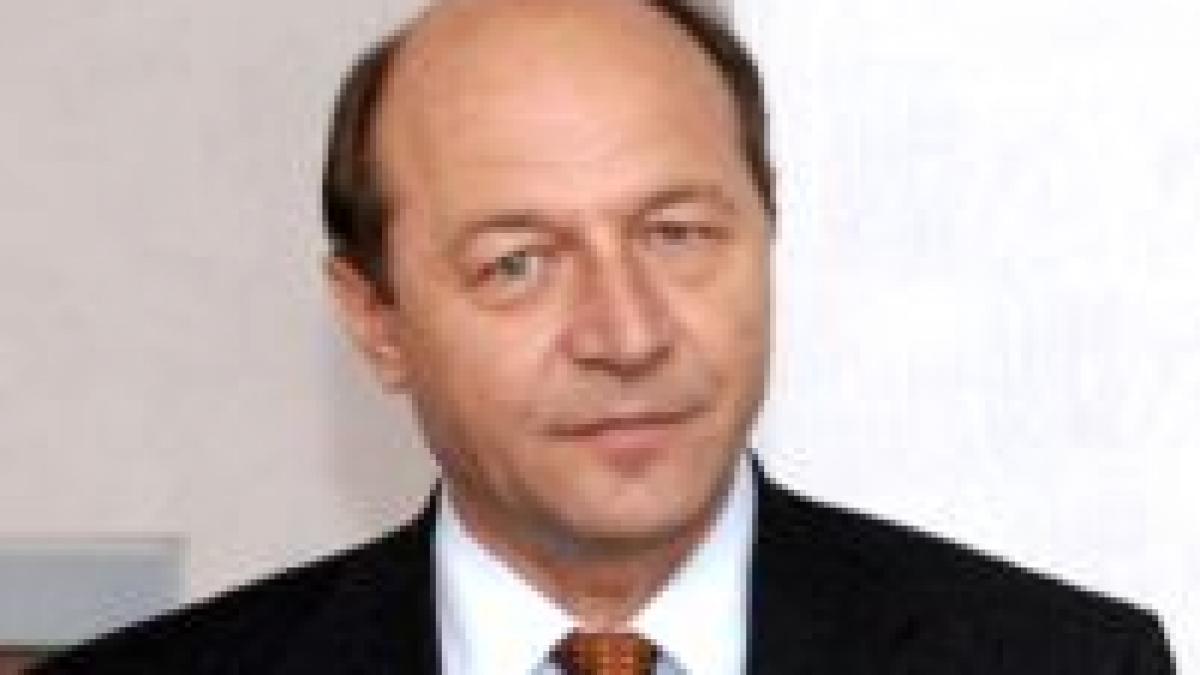 Băsescu a primit premiul: "Păsărică, pot să mă joc şi eu cu telefonul tău?"