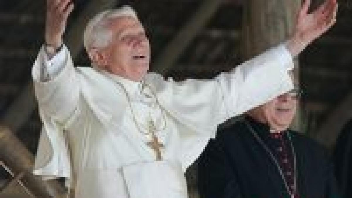 Papa Benedict a căzut în timpul slujbei de Rusalii