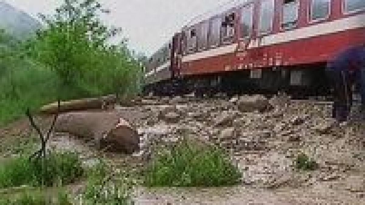 Bistriţa. Un tren de persoane a deraiat din cauza aluviunilor ajunse pe calea ferată