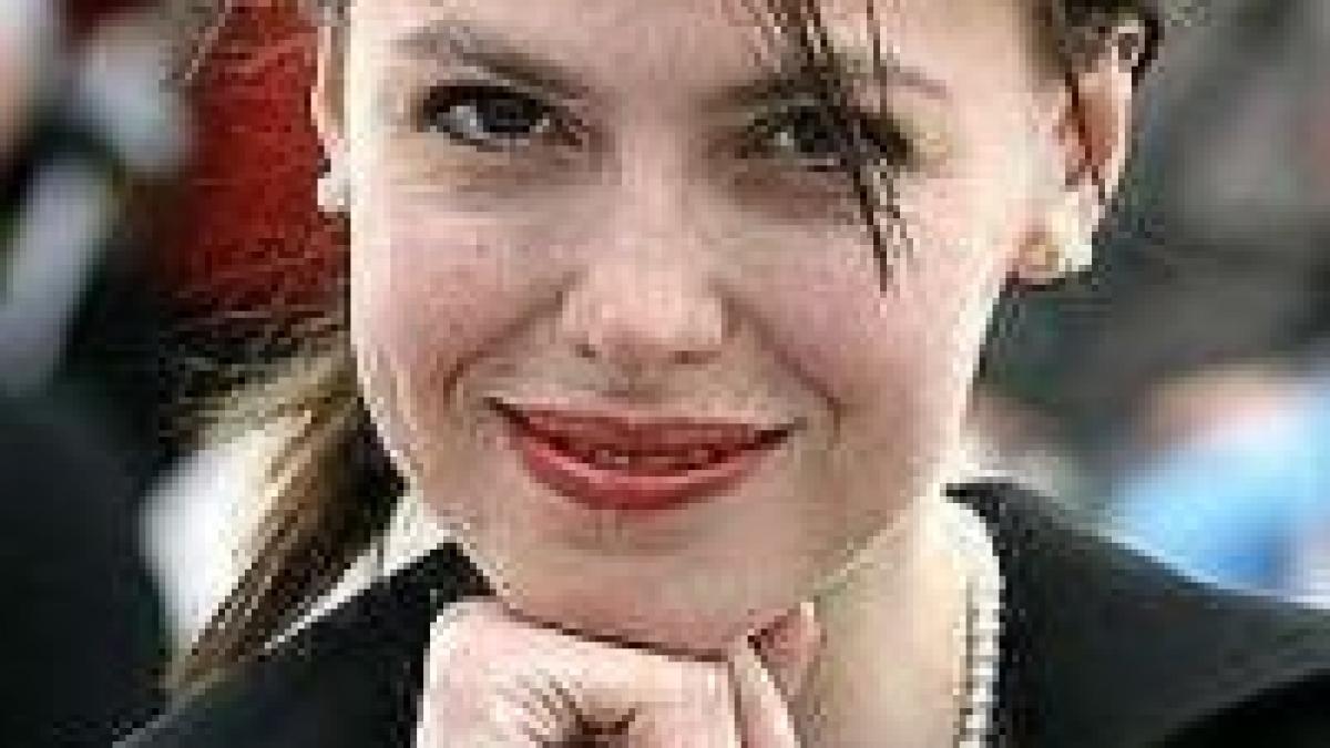 O româncă la Cannes: Laura Vasiliu pe covorul roşu