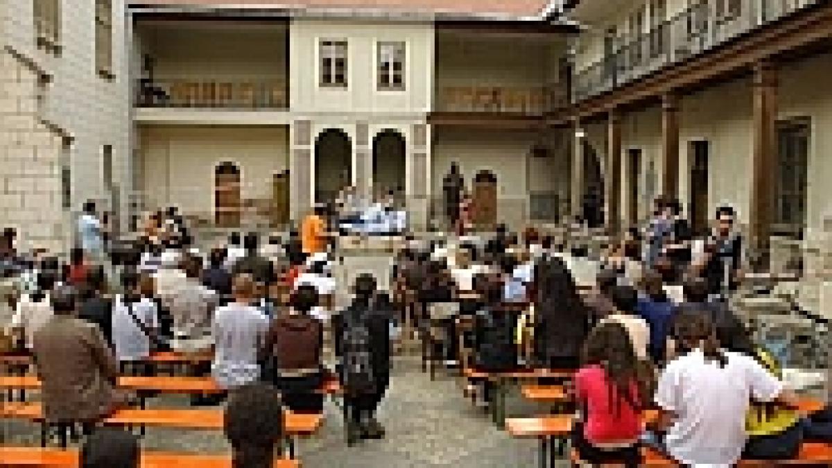 Vară culturală în toată ţara. Începe Festivalul de Teatru de la Sibiu
