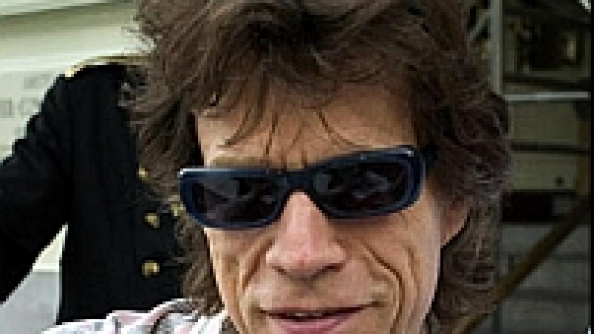 Mick Jagger îi aduce un omagiu lui Bo Diddley, unul dintre pionierii rock-ului