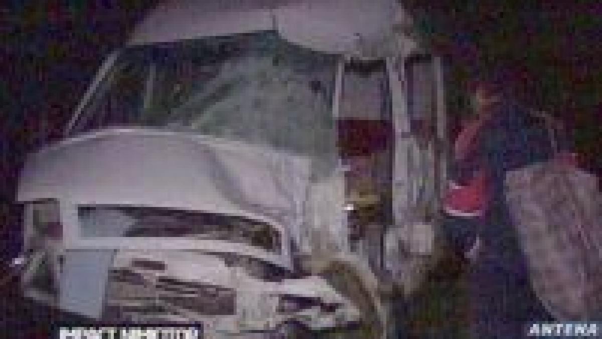 Grav accident rutier în Vâlcea. Un om a murit după ce un maxi-taxi a lovit un tir